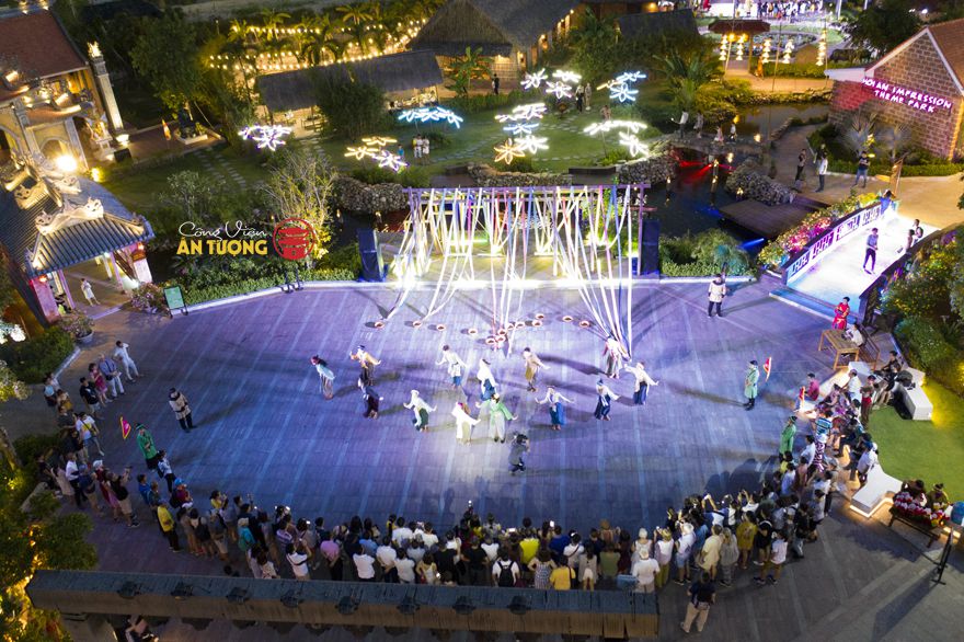 Mini show "Chuyện tình Bà Chúa Tàm Tang" tại công viên ấn tượng Hội An